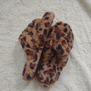 Women size 10 comfy padded fuzzy animal print slippers home unbranded NEW